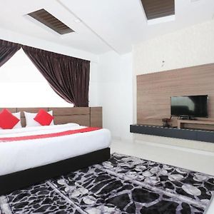 Oyo 89888 Dz Residence Guest House